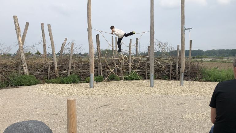 naturnaher Spielplatz in der Neuen Lobau mit Kind auf Klettergerät