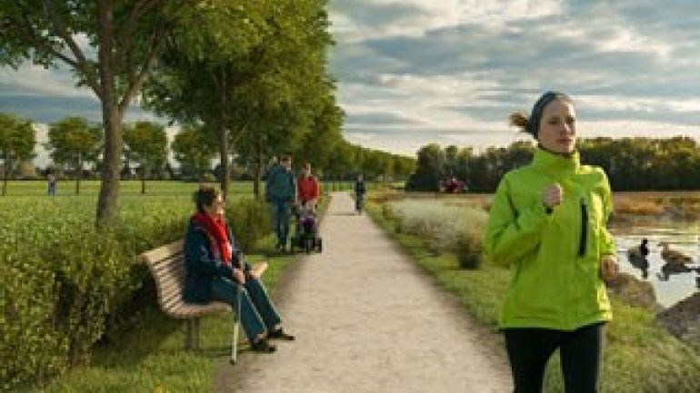 Visualisierung eines Wanderweges mit See, Feldern und Bäumen