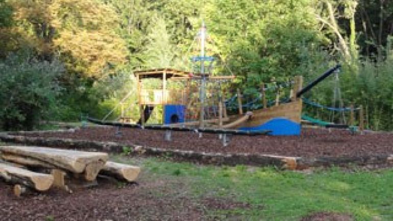 copyright: MA 49 - Forstamt der Stadt Wien Piratenschiff auf einem Waldspielplatz