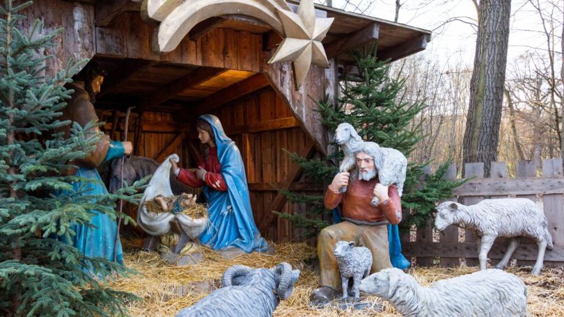 Traditionelle Weihnachtskrippe mit lebensgroßen Figuren.