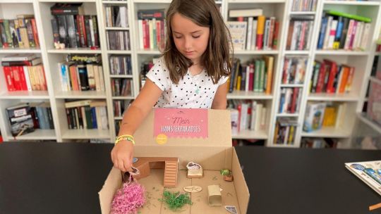 Kind bastelt eine Hamster-Wohnung aus Karton