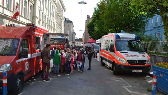 Straßenfest mit Einsatzfahrzeugen der Helfer Wiens
