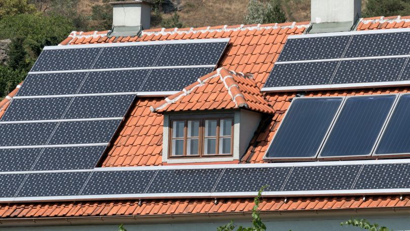 copyright: Bilderbox.com Sonnenkollektoren auf einem Hausdach