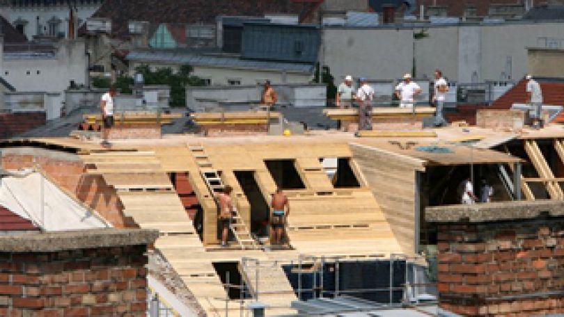 Dachbodenbaustelle über den Dächern Wiens