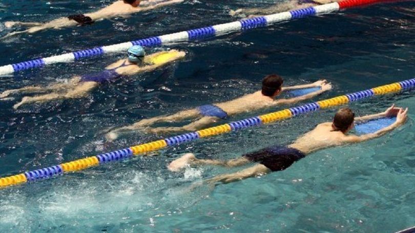 Menschen beim Bahnenschwimmen
