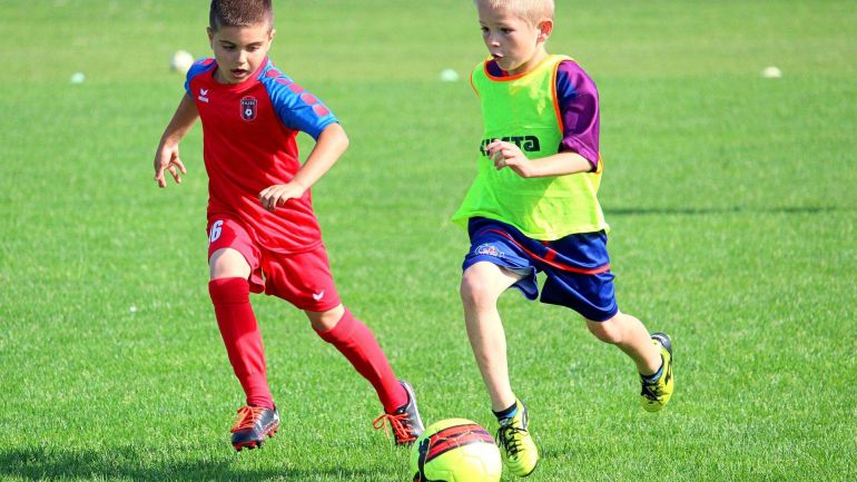 copyright: Pixabay / PlaygroundDraws Kind in Fußballdress läuft am Sportplatz und jubelt