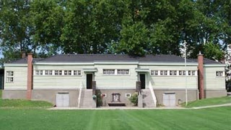 copyright: frischesgras Blick auf das Garderobengebäude der Jugendsportanlage im Herderpark