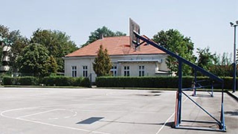 Blick auf die Jugendsportanlage in der Osterleitengasse