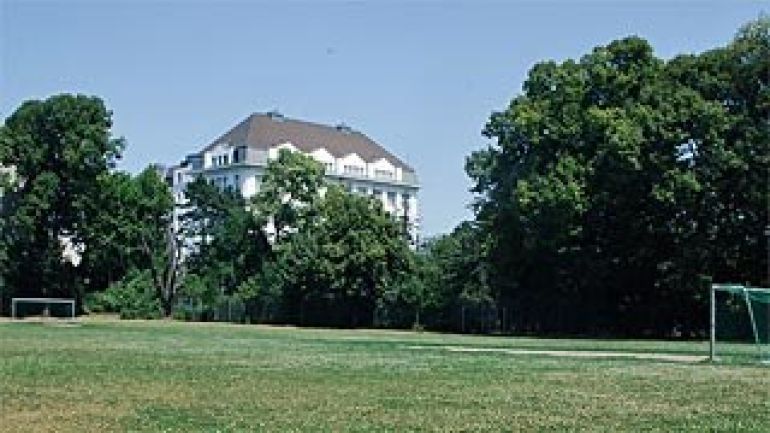copyright: frischesgras Blick auf das Fußballfeld der Jugendsportanlage im Währinger Park