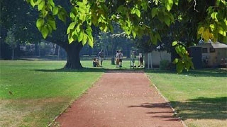 copyright: frischesgras 100 Meter Laufbahn in der Jugendsportanlage im Auer-Welsbach-Park