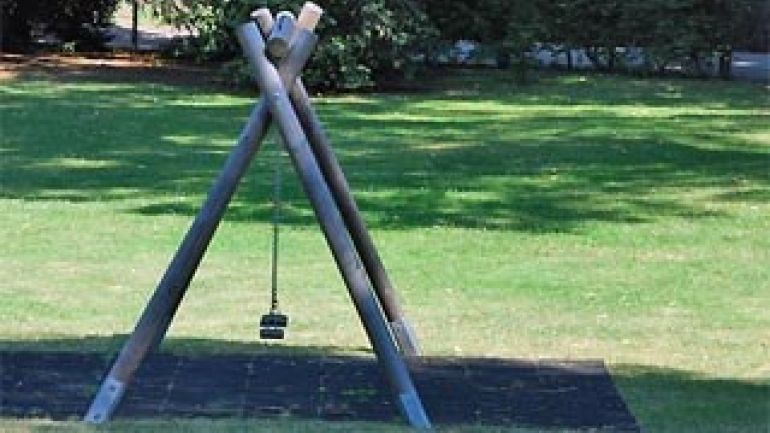 Kinderschaukel in der Jugendsportanlage im Schweizer Garten