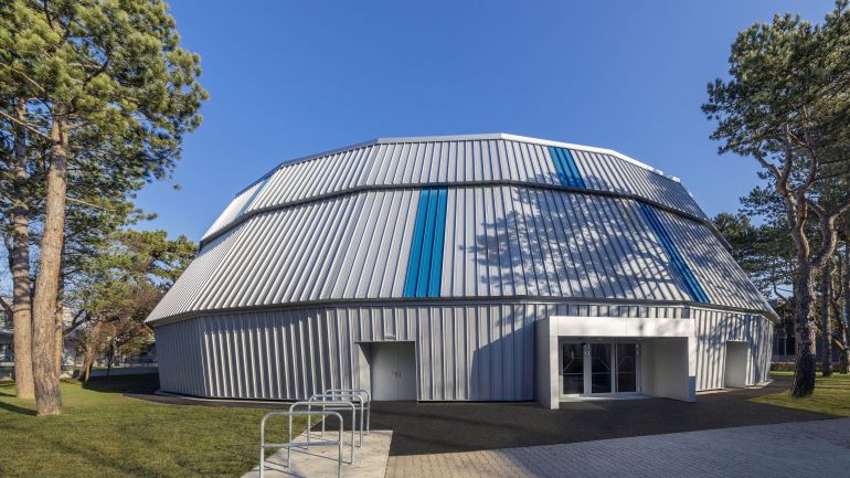 copyright: © Architekturfotografiewien / Romana Fürnkranz Sporthalle von außen in Form einer Rundhalle