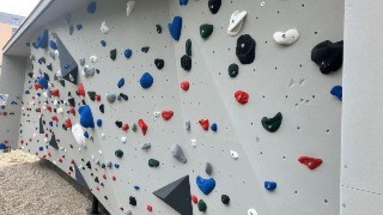 Boulderwand im Außenbereich der Sportanlage Venediger Au