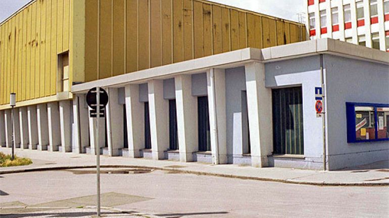 Außenansicht der Sporthalle Liesing