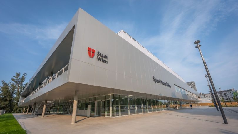 copyright: Stadt Wien / David Bohmann Gebäude der Sport Arena mit grauer Fassade und verglastem Eingangsbereich im Erdgeschoß