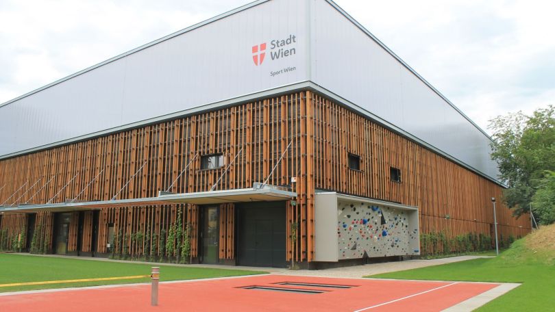copyright: Sport Wien (MA 51) Sport und Fun Halle Donaustadt von außen mit begrünter Fassade und kleiner Boulderwand.
