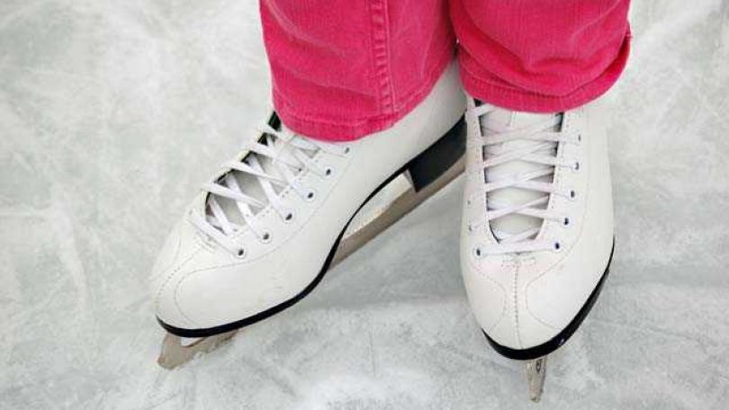 copyright: W24 / Altan Kabranlar Weiße Leder-Eislaufschuhe und darüber eine pinke Hose auf Eis.