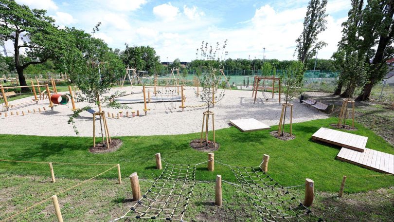 Park mit Spielplatz und Bäumen