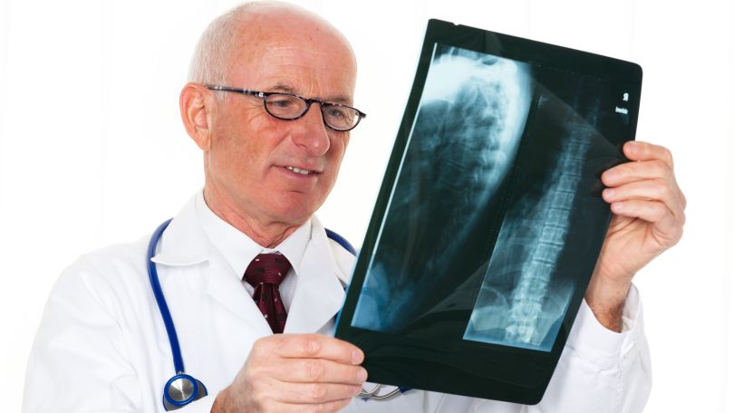 Ein Arzt betrachtet ein Röntgenbild.