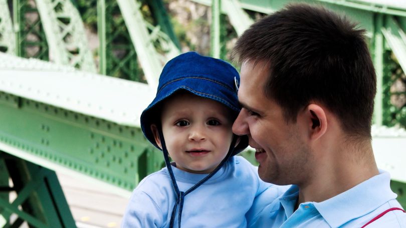 copyright: Bilderbox.com Ein Mann hält ein Kleinkind auf dem Arm.