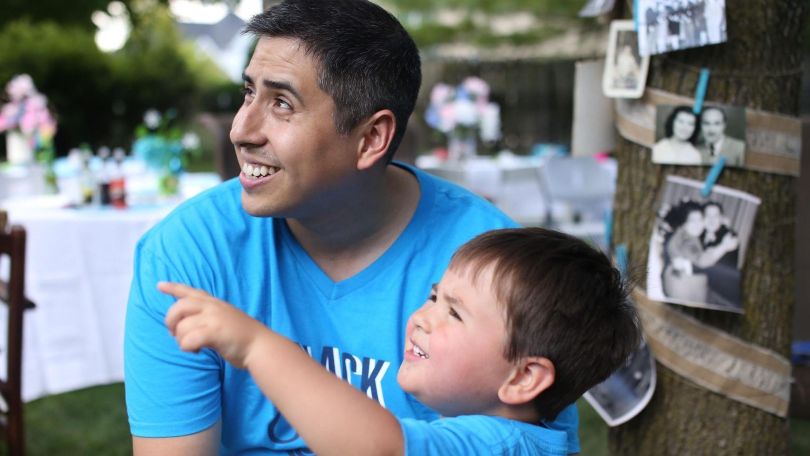 copyright: Pixabay / JPM935 Ein Mann und ein kleiner Junge, der auf etwas zeigt