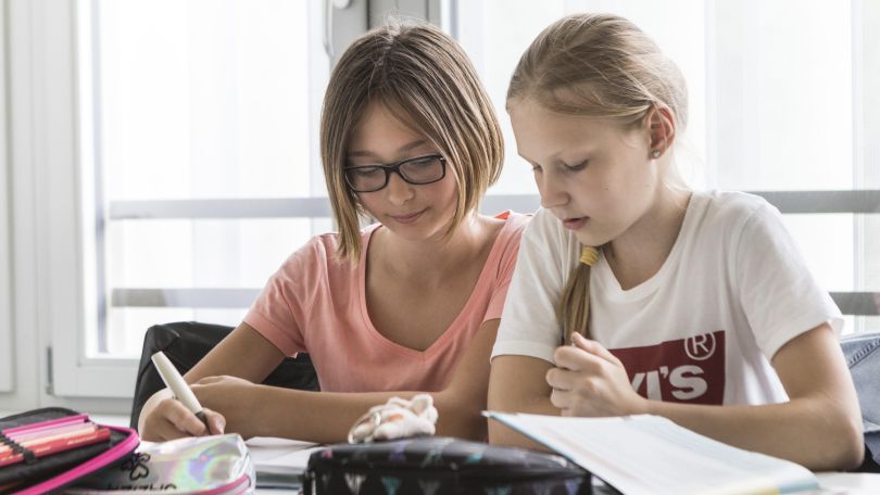 2 Mädchen beim Lernen