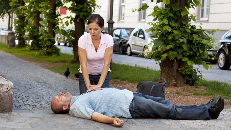 copyright: Erwin Wodicka Bilderbox.com Eine Frau macht eine Herzmassage bei einem am Boden liegenden Mann