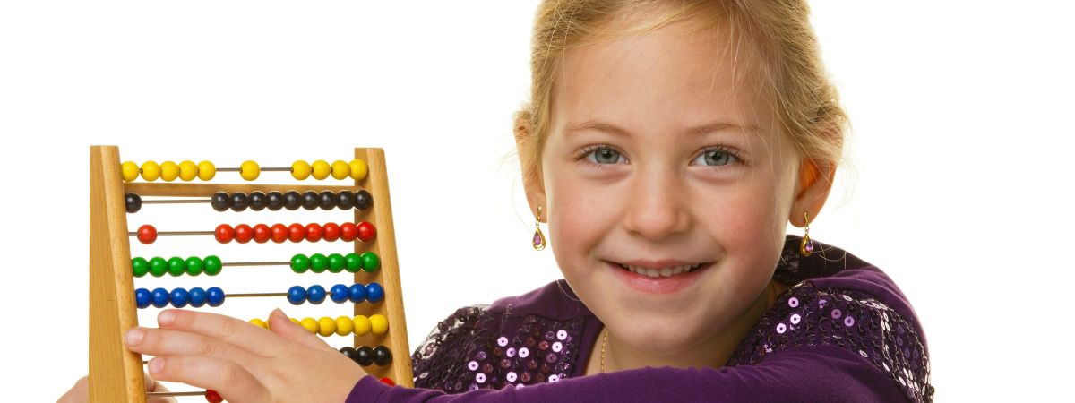 copyright: Bilderbox.com Ein Mädchen rechnet mit einem Abakus.