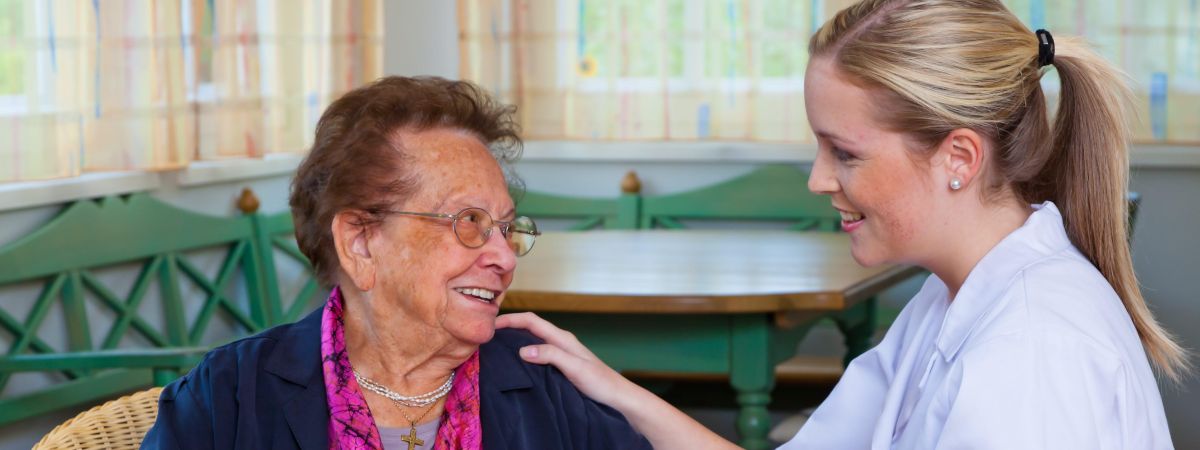 copyright: Erwin Wodicka - Bilderbox.com Eine Krankenschwester spricht mit einer älteren Dame