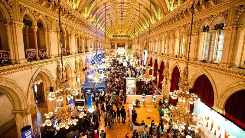 Veranstaltung mit vielen Menschen im Wiener Rathaus