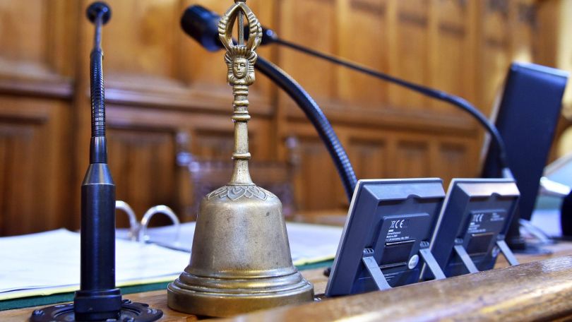 Ein Glocke auf einem Pult im Wiener Gemeinderatssitzungsaal