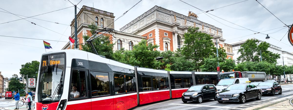 Straßenbahn und Autos, im Hintergrund Gebäude