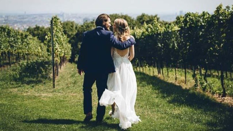 copyright: Amelie Chapalain Ein Hochzeitspaar in einem Weingarten