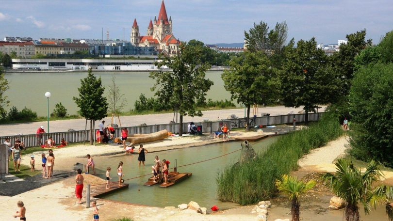 copyright: MA 42 Blick von oben auf den Wasserspielplatz auf der Donauinsel