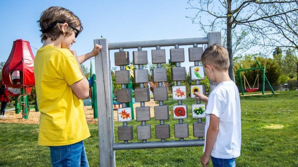 copyright: Wiener Stadtgärten/Matern 2 Kinder vor einer Memorytafel am Blumenspielplatz