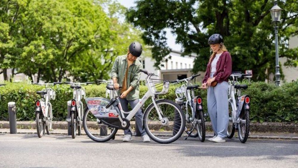 copyright: Wiener Linien / Wurnig Mann und Frau bei Wien-Mobil-Rad-Station
