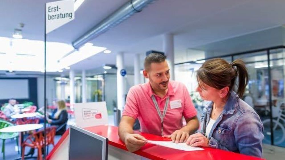 copyright: Ludwig Schedl Ein Mitarbeiter der Wohnberatung berät eine Kundin