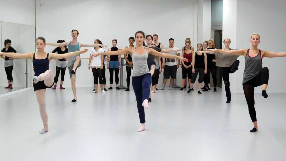 Junge Menschen in einem Übungsraum beim Tanzunterricht