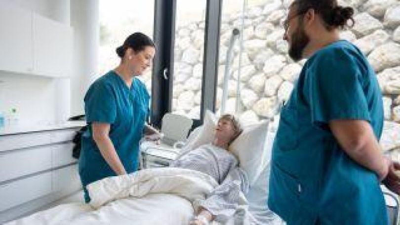 Krankenpflege-Schüler*innen lernen anhand einer menschengroßen Puppe