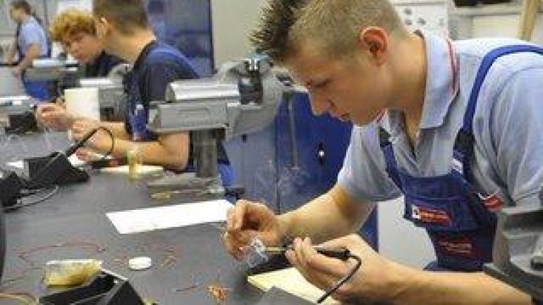 Lehrling an einer Werkbank