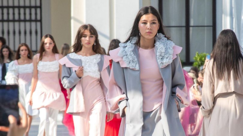 Mehrere junge Frauen hintereinander auf einem Modell-Laufsteg
