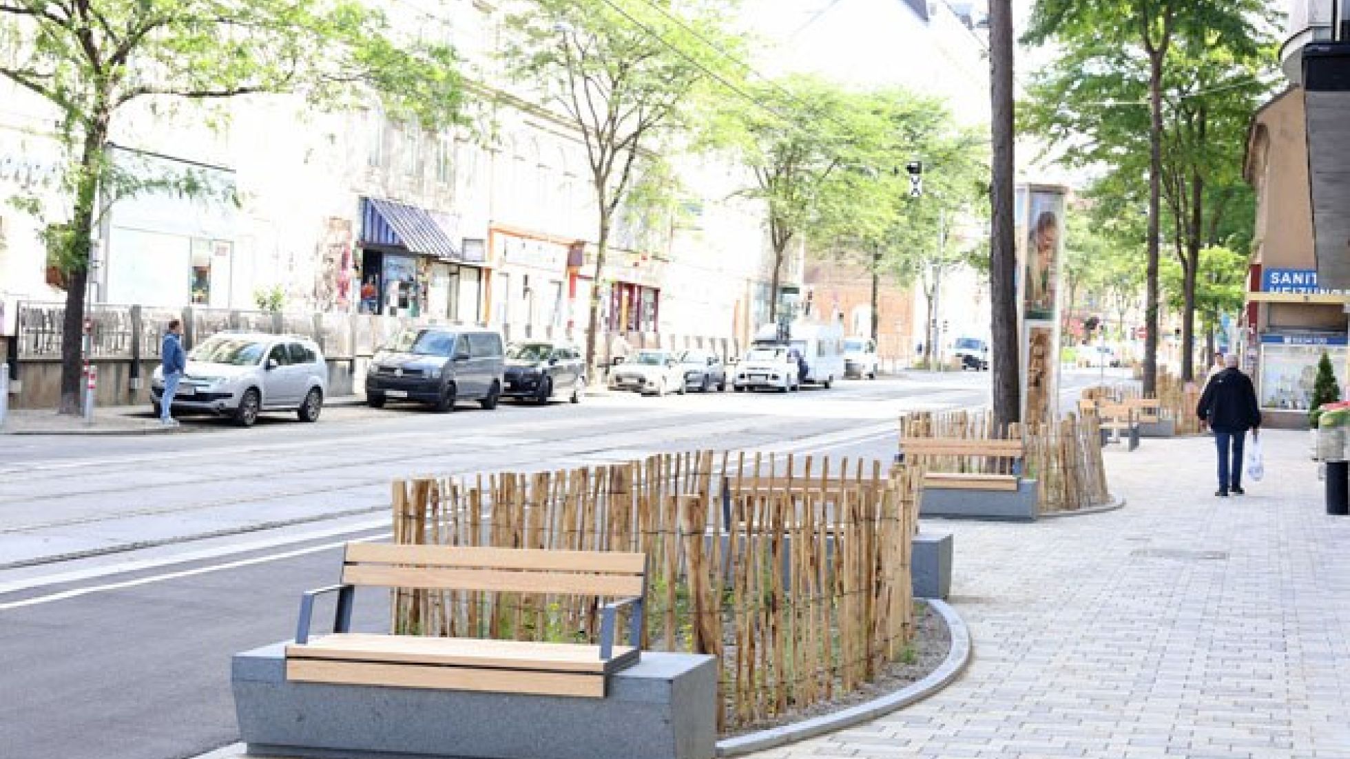 Visualisierung eines Gehsteiges mit Sitzgelegenheiten und begrünten Baumscheiben