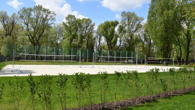 copyright: MA 44/Bäder 3 Volleyballplätze nebeneinander, rundherum Wiese und Bäume