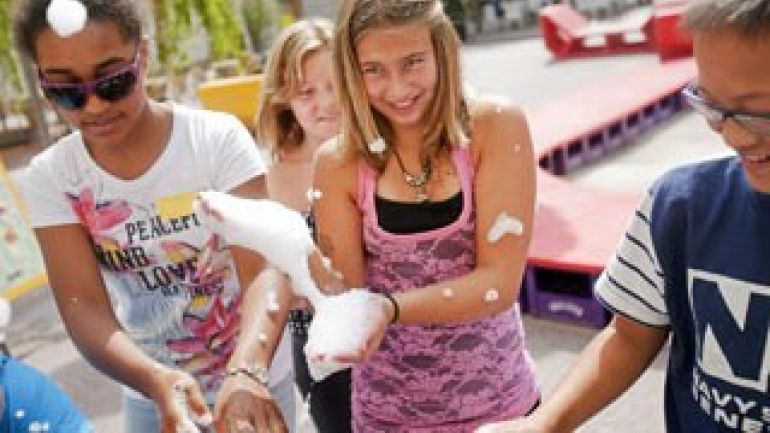 Kinder haben Spaß bei gutem Wetter