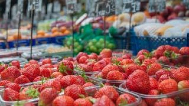 Obst und Gemüse mit Preistafeln