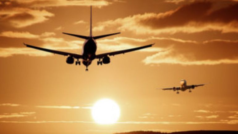 zwei fliegende Flugzeuge