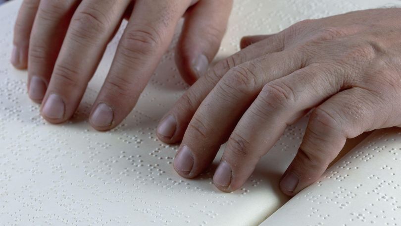 copyright: Pixabay / Myriams Fotos Finger fahren über Braille-Schrift.