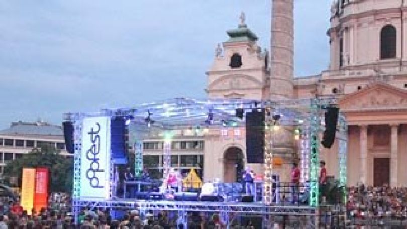 Menschenmenge vor Seebühne am Popfest, im Hintergrund die Karlskirche