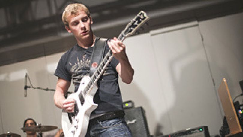 Junger Musiker mit E-Gitarre