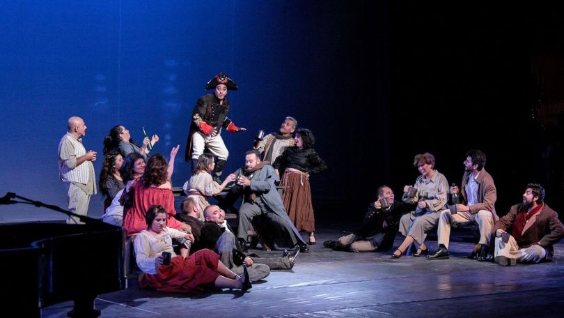 Vereinzelte Bühnenbild-Stücke auf einer Bühne, die auf ihren Aufbau warten.